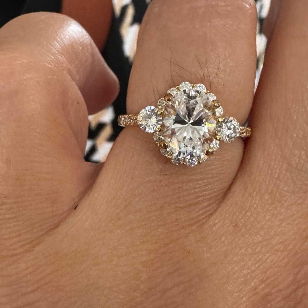 Elegant Moissanite Halo Women's Ring